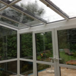 mokre białe zadaszenie tarasu