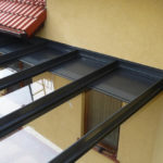 czarne zadaszenie tarasu w fazie budowy