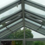 zadaszenie tarasu z otwartymi oknami